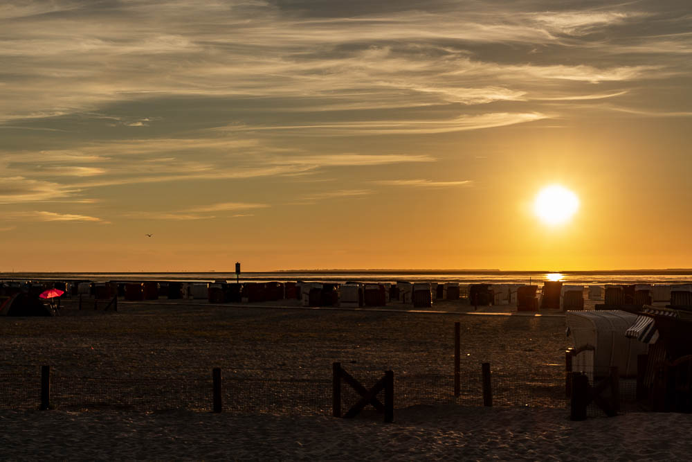 Sonnenschirm im Sonnenuntergang
