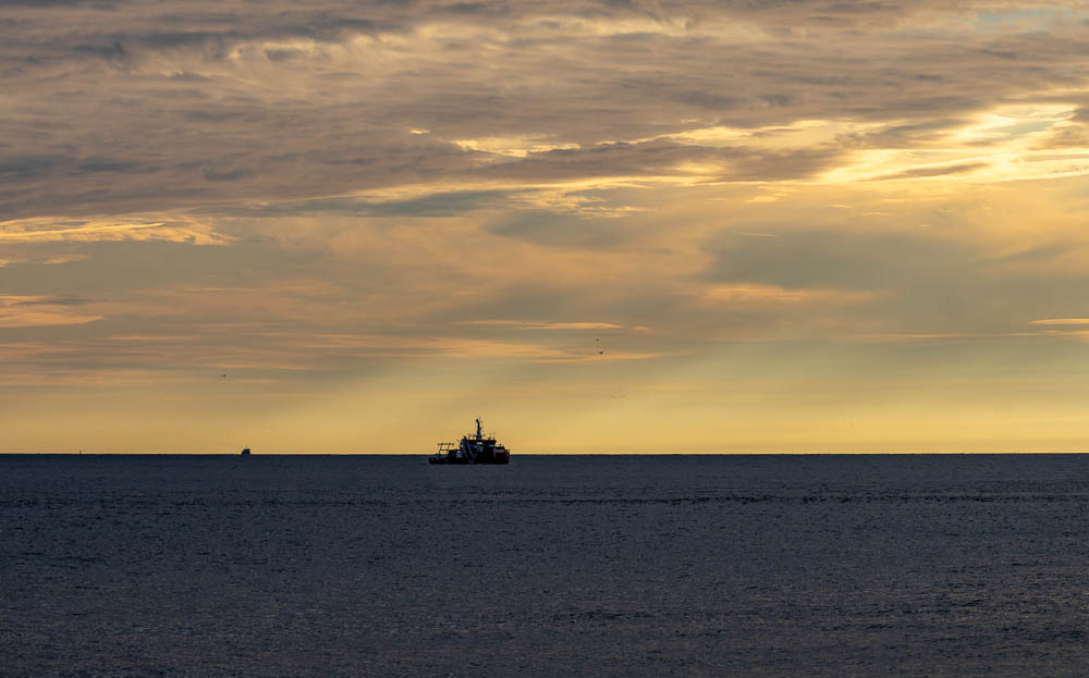 Schiff im Sonnenuntergang