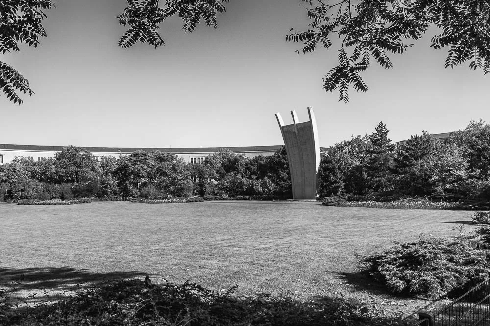 Luftbrückendenkmal auf dem Platz der Luftbrücke vor dem ehemaligen Flughafen Tempelhof in Berlin