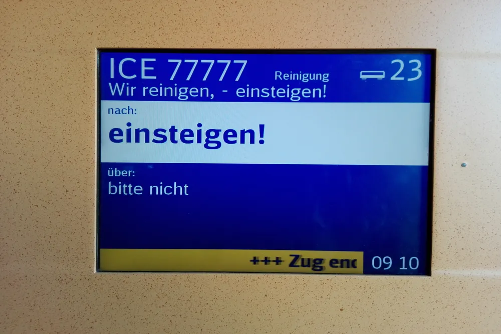Elektronische Zuganzeige mit den Texten „einsteigen!“ und „bitte nicht“.
