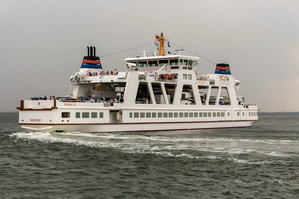 Fähre auf der Nordsee während der Überfahrt von Norddeich nach Spiekeroog.