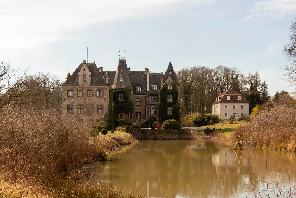 Blick über den Wassergraben auf Schloss Höllinghofen bei Wickede (Ruhr).