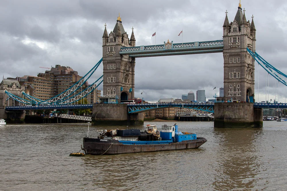 Tower Bridge in London unter dunklen Gewitterwolken.