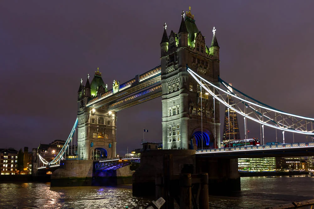 Tower Bridge bei Nacht über der Themse in London.