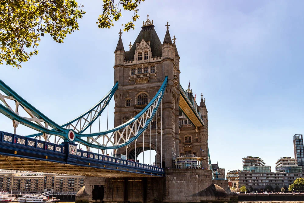 Tower Bridge in London von der Themse aus gesehen.