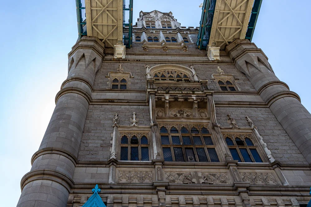 Detailansicht eines Brückenturms der Tower Bridge in London