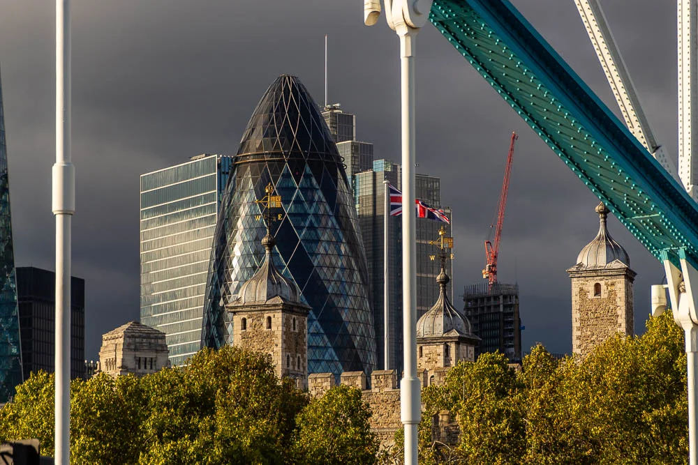 Blick von der Tower Bridge auf den Wolkenkratzer 30 St Mary Axe und die Türme des Tower of London.