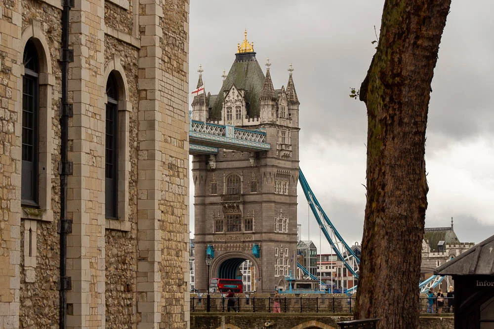 Blick vom Tower of London auf einen Turm der Tower Bridge.