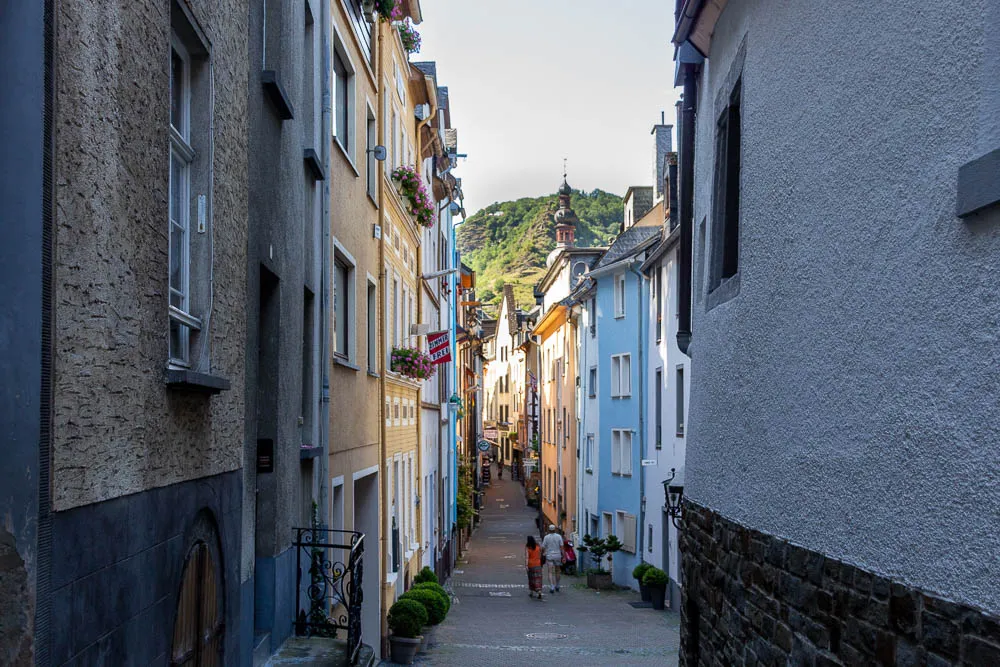 Schmale Gasse mit historischen Häusern in der Altstadt von Cochem.