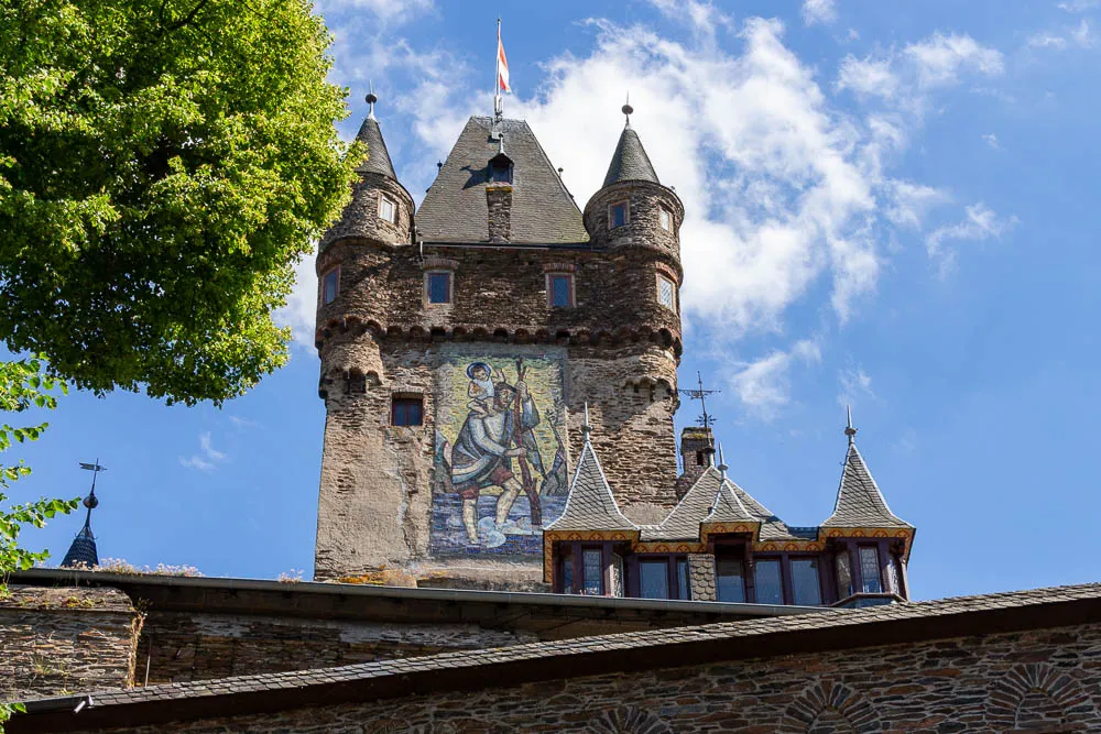 Bergfried der Reichsburg Cochem mit dem Christophorus-Mosaik an der Außenwand.