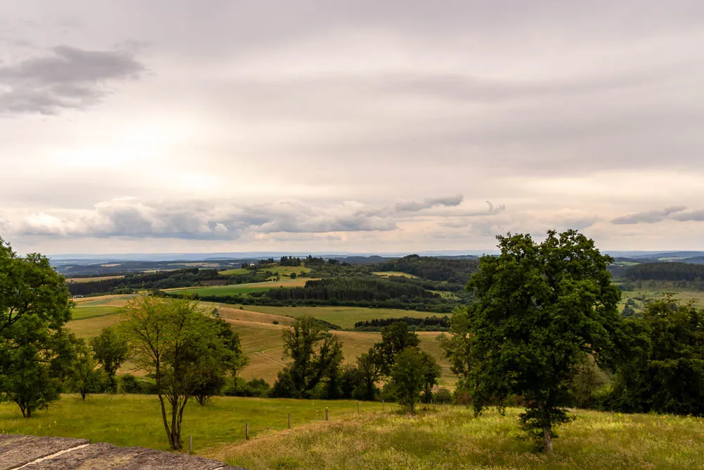Blick vom Dronketurm über die hügelige Landschaft der Vulkaneifel.
