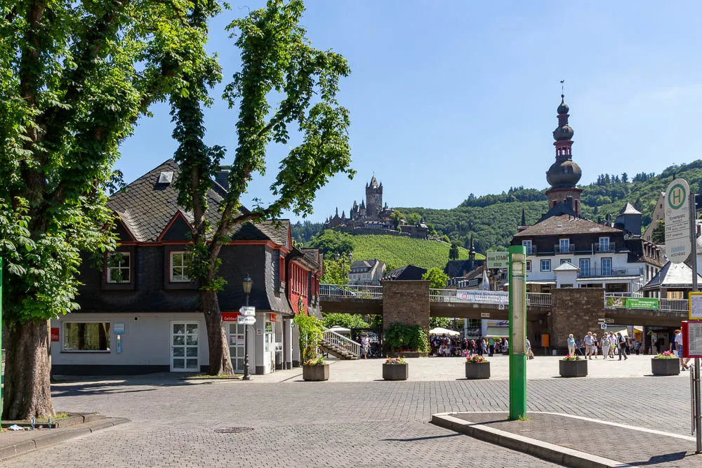 Blick vom Busbahnhof in Cochem zur Reichsburg auf dem Hügel über der Stadt.