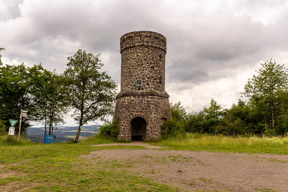 Der Dronketurm auf dem Mäuseberg in der Vulkaneifel.