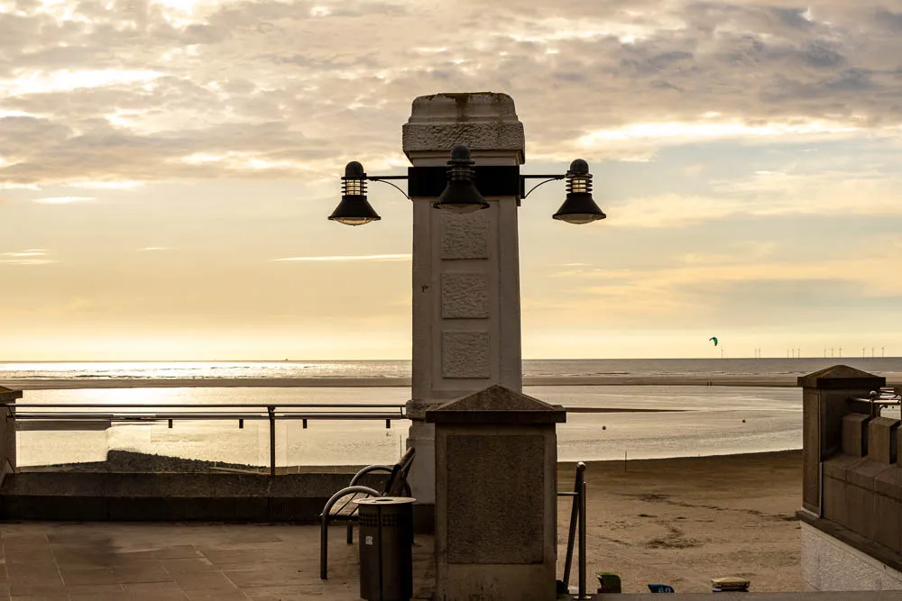 Blick von der Promenade auf das Wattenmeer bei Borkum im warmen Abendlicht.
