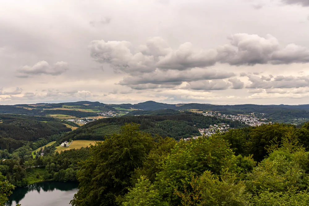 Panoramablick über das Gemündener Maar und die Landschaft der Vulkaneifel.
