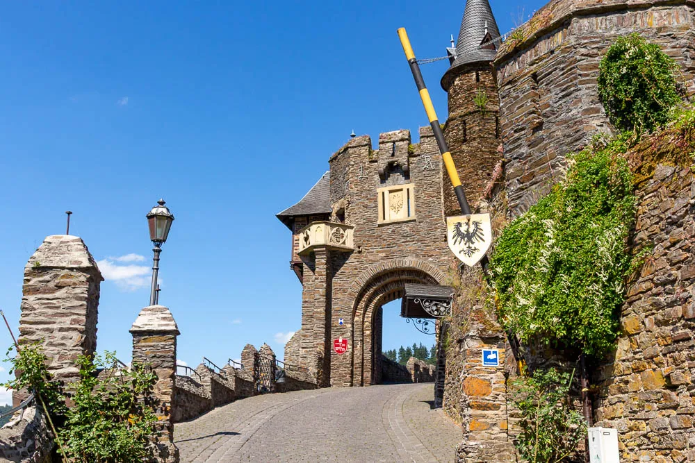 Eingangstor der Reichsburg Cochem mit steiler Zufahrt und mittelalterlicher Toranlage.