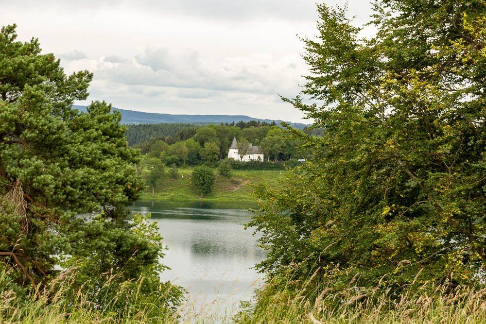Die Weinfelder Kapelle am Ufer des Weinfelder Maars in der Vulkaneifel.