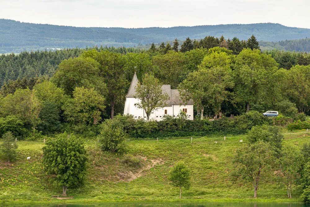 Die Weinfelder Kapelle am Ufer des Weinfelder Maars in der Vulkaneifel.