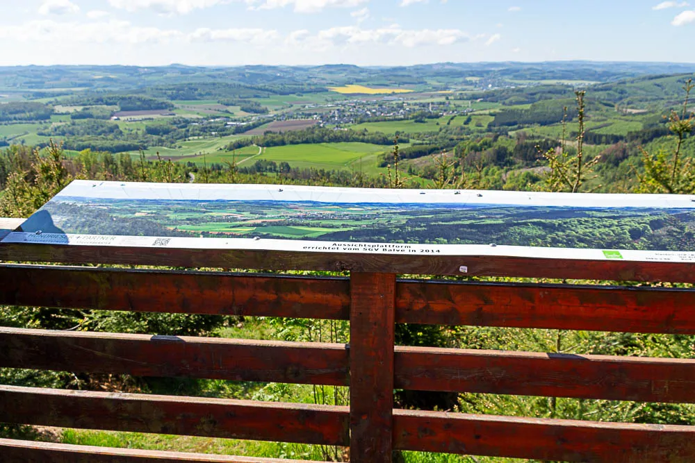Aussichtstafel auf der Aussichtsplattform am Balver Höhenweg mit Blick über das Sauerland