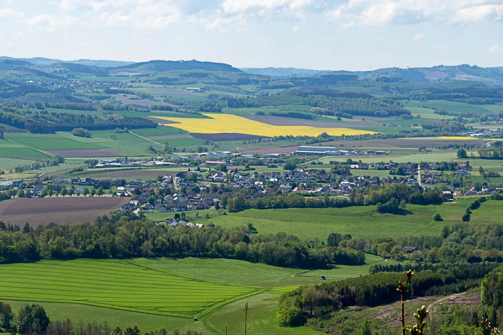 Blick vom Balver Höhenweg über Felder, Dörfer und bewaldete Hügel des Sauerlands.