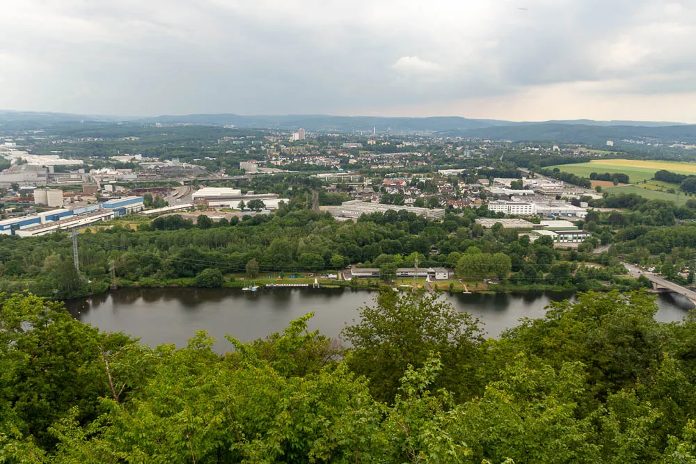 Blick vom Kaiser-Wilhelm-Denkmal über die Ruhr und das Ruhrtal mit Siedlungen und bewaldeten Hügeln.