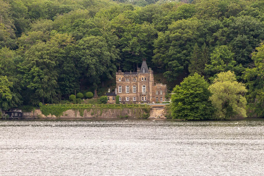 Das ehemalige Rittergut Haus Niederhof steht am bewaldeten Ufer des Hengsteysees.