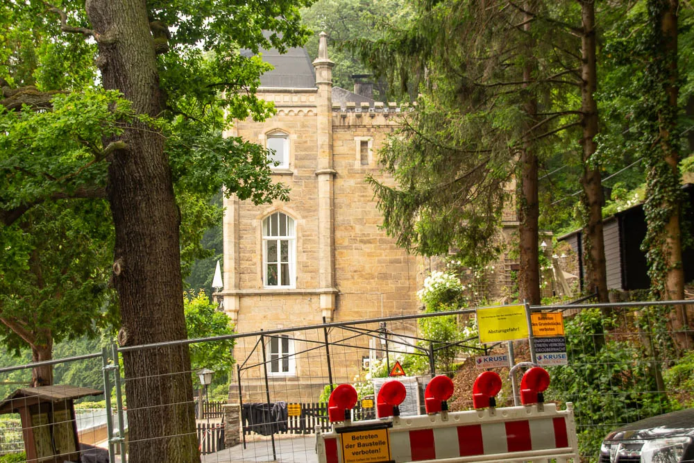 Das ehemalige Rittergut Haus Niederhof liegt hinter einem abgesperrten Baustellenbereich im Wald.