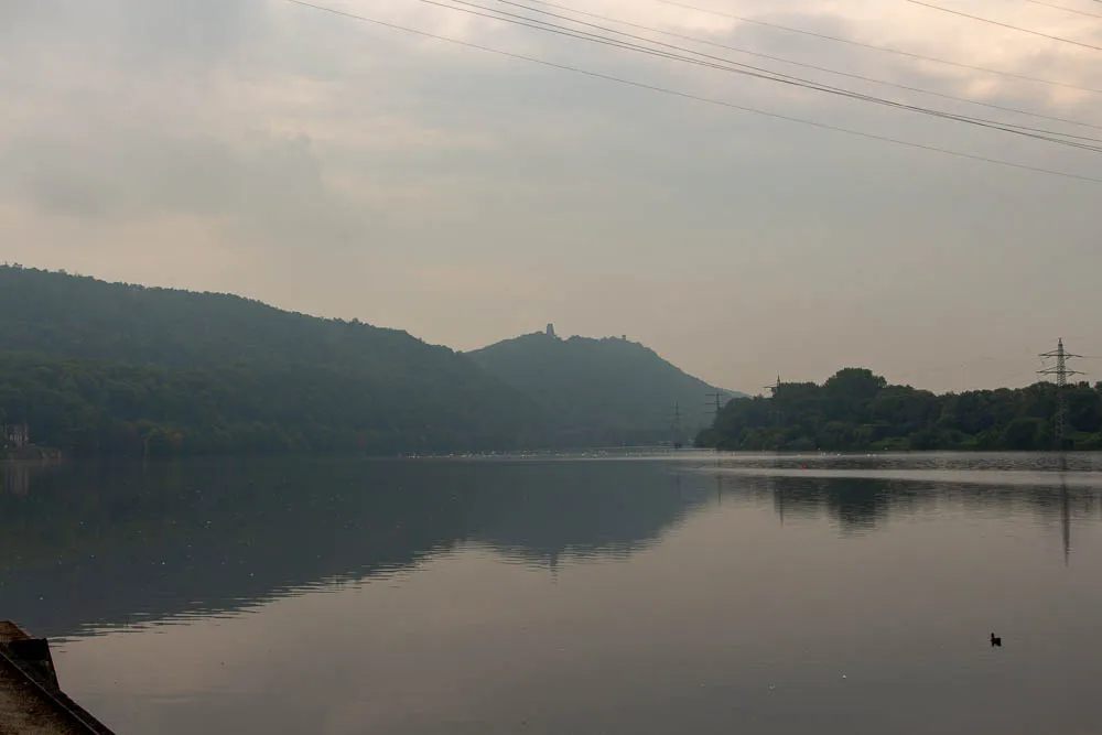 Blick über den Hengsteysee auf den bewaldeten Hügel von Hohensyburg mit dem Kaiser-Wilhelm-Denkmal.