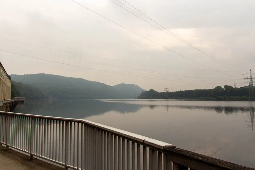 Blick vom Köppchenwerk über den Hengsteysee auf die bewaldeten Hänge von Hohensyburg.
