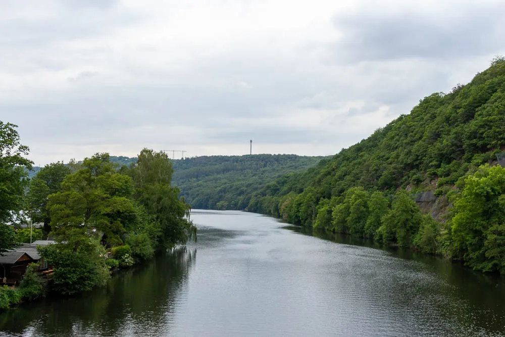 Blick von der Brücke über den Hengsteysee auf den von bewaldeten Hängen gesäumten See.
