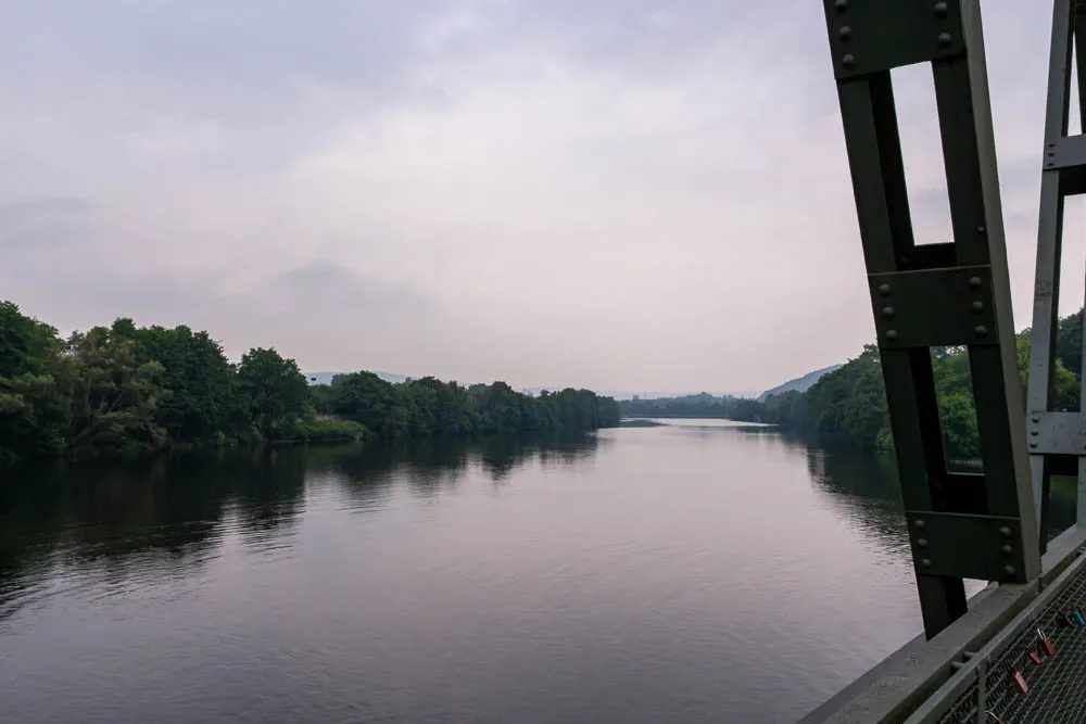 Blick von einer Brücke über den Hengsteysee an einem trüben Junimorgen.
