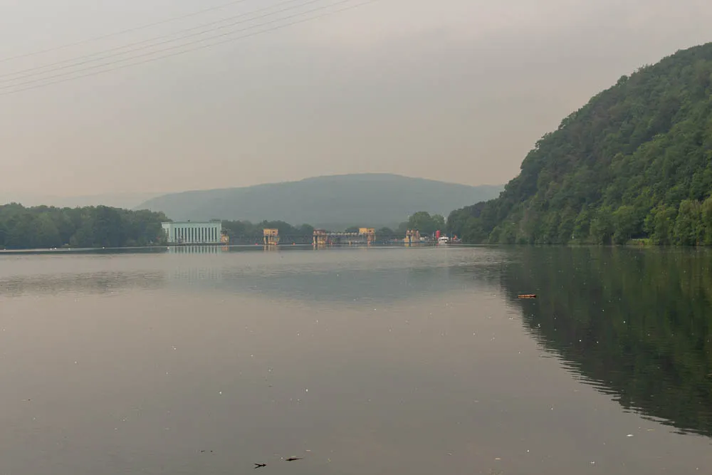Blick über den Hengsteysee zum Kraftwerk Hengstey am anderen Ende des Sees.