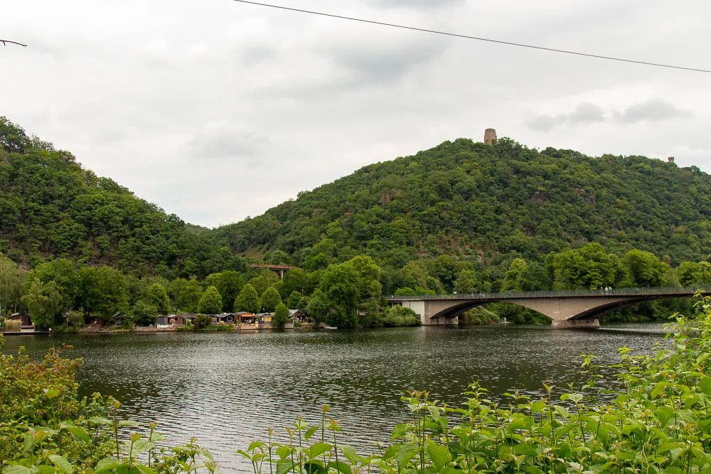 Blick über den Hengsteysee auf die Brücke und den bewaldeten Hohensyburger Höhenzug.