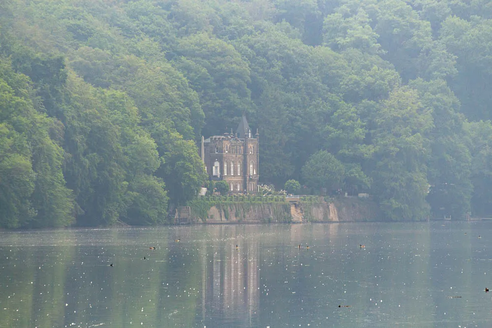 Das ehemalige Rittergut Haus Niederhof liegt im Nebel am Ufer des Hengsteysees.