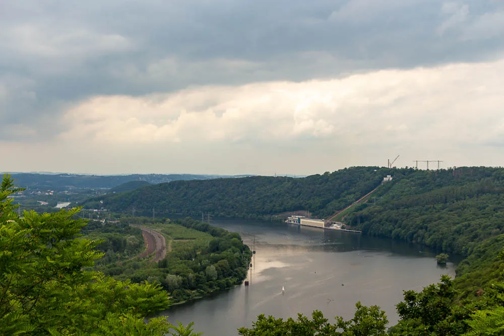 Blick von der Hohensyburg über den Hengsteysee mit dem Köppchenwerk und bewaldeten Hängen