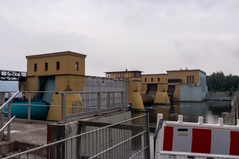 Das Kraftwerk Hengstey mit seinen Wehranlagen am Hengsteysee.