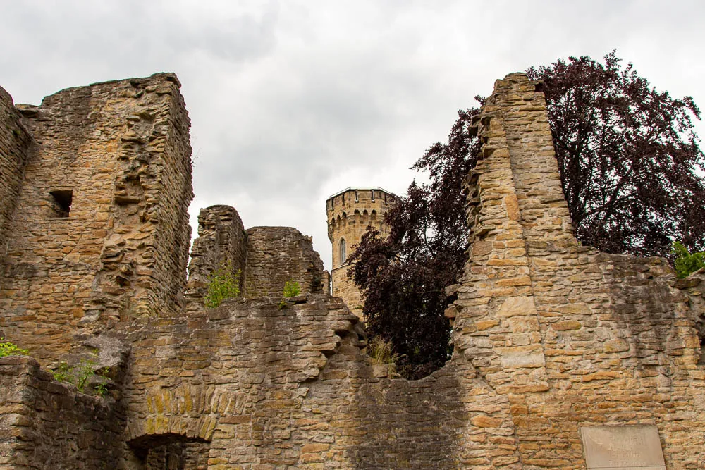 Die Mauern der Burgruine Hohensyburg umrahmen den Blick auf den historischen Bergfried.