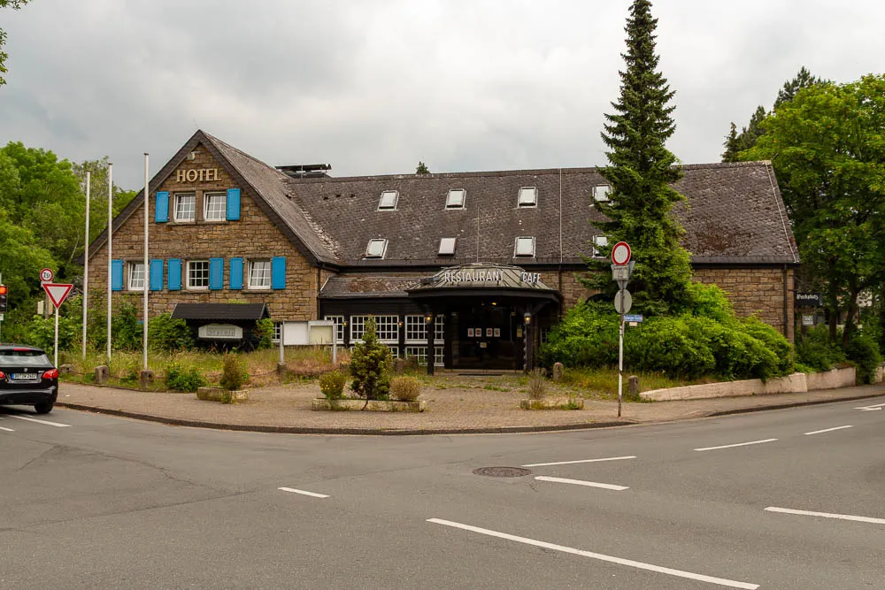 Ein historisches Hotelgebäude steht an der Hohensyburgstraße unter einem bewölkten Himmel.