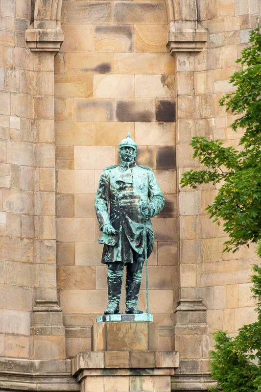 Eine Bronzestatue von Otto von Bismarck steht in einer Nische des Kaiser-Wilhelm-Denkmals auf der Hohensyburg.