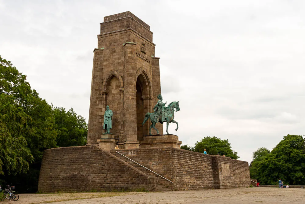 Das Kaiser-Wilhelm-Denkmal mit Reiterstandbild und Nebenfiguren steht auf einer großen steinernen Terrassenanlage.