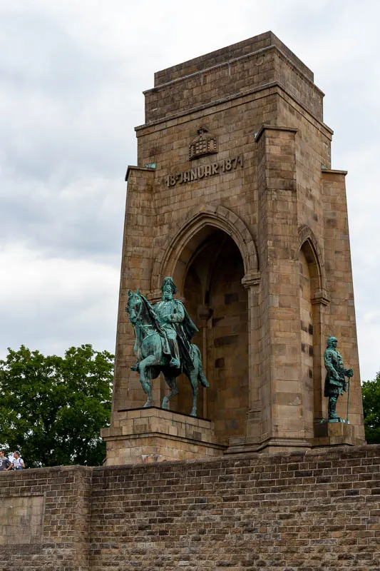 Das Kaiser-Wilhelm-Denkmal mit Reiterstandbild und den Figuren von Bismarck und Moltke steht auf der Hohensyburg.