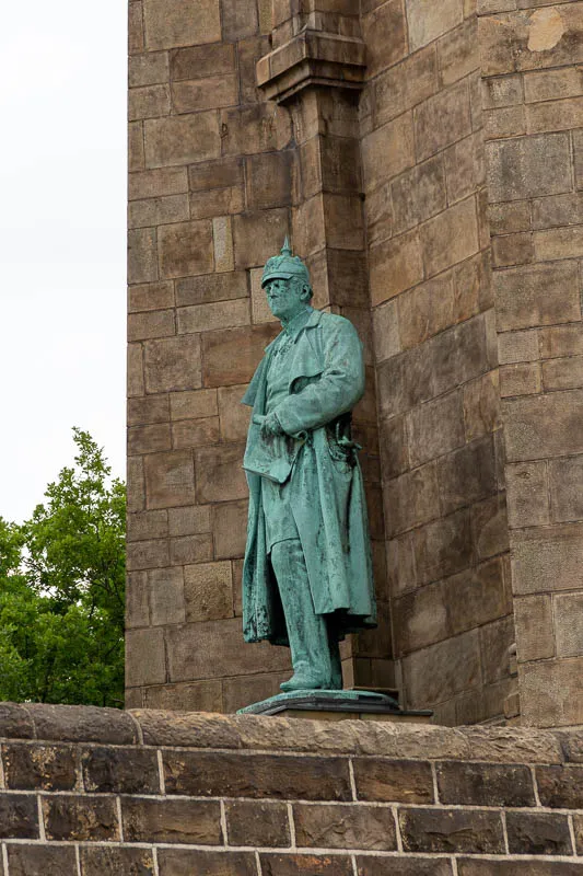 Eine Bronzestatue von Helmuth von Moltke steht an der Seite des Kaiser-Wilhelm-Denkmals auf der Hohensyburg.