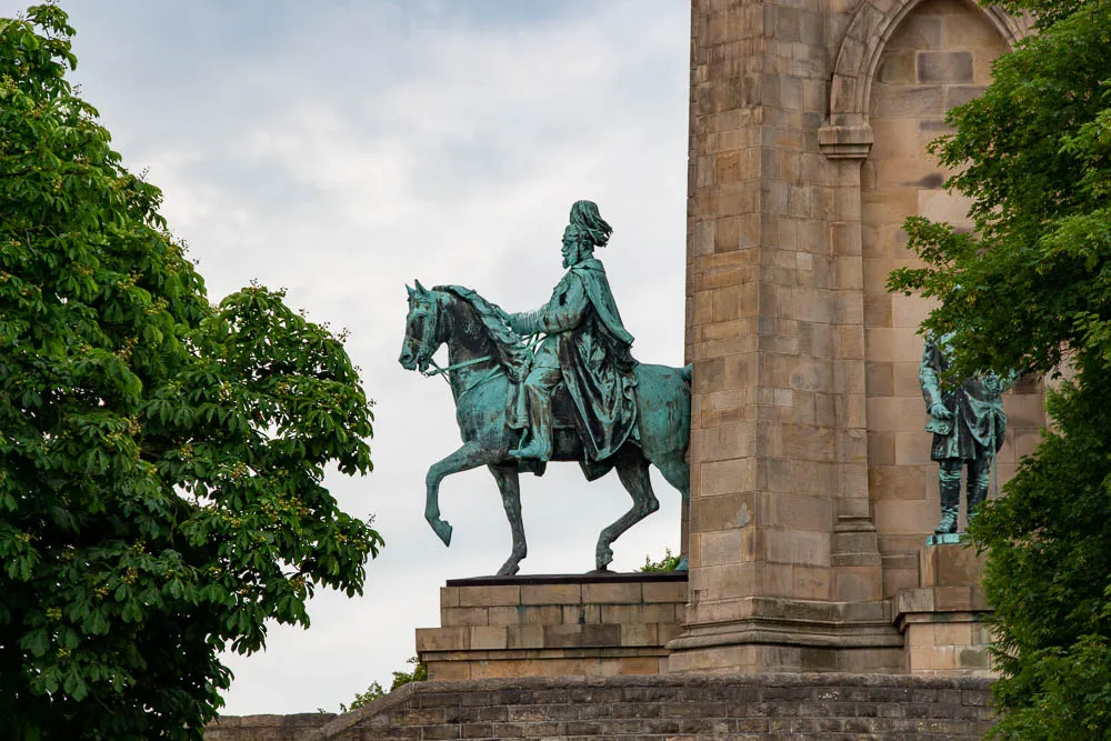 Das Reiterstandbild von Kaiser Wilhelm I. steht seitlich vor dem Turm des Kaiser-Wilhelm-Denkmals