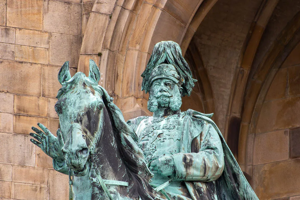 Das Reiterstandbild von Kaiser Wilhelm I. steht unter dem Torbogen des Kaiser-Wilhelm-Denkmals