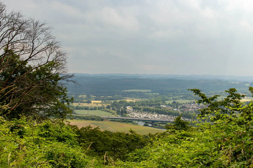 Blick vom Kirchhof von St. Peter über Felder, bewaldete Hügel und die Landschaft des Ruhrtals.