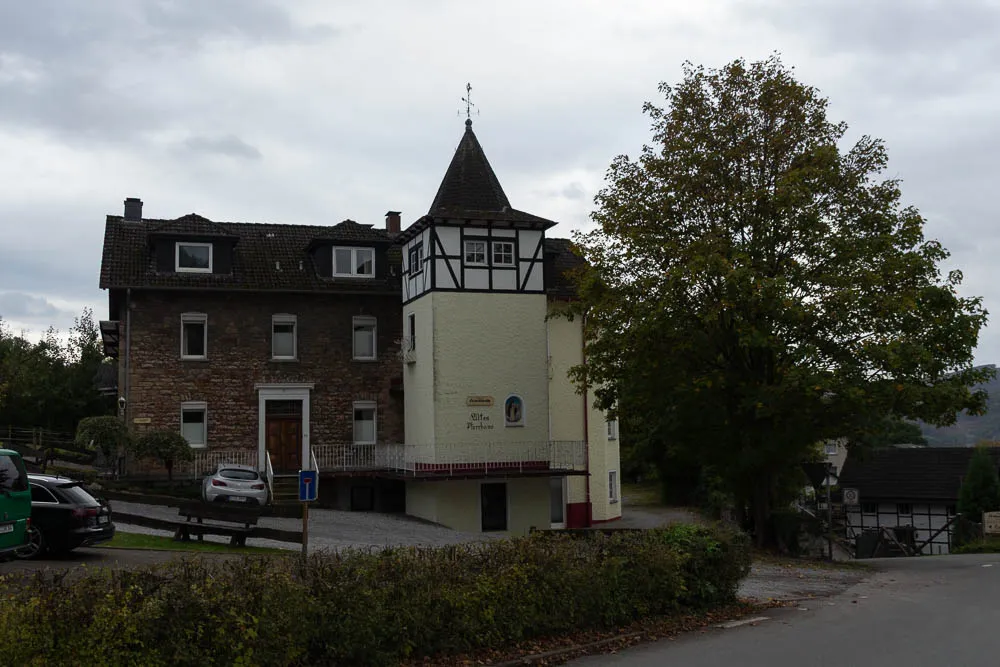 Das Alte Pfarrhaus in Eisborn mit seinem markanten Fachwerkturm ist heute eine Dependance der Antoniushütte.