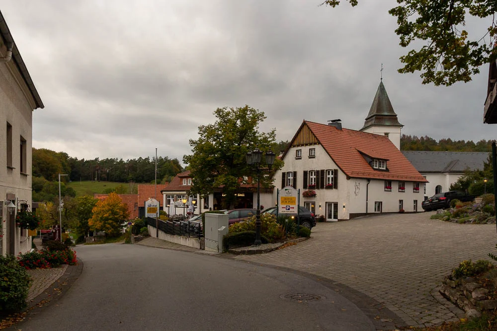 Blick auf den Ortskern von Eisborn mit der Antoniushütte und der St.-Antonius-Kirche.