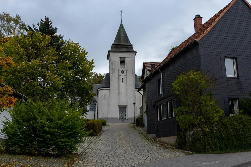 Die St.-Antonius-Einsiedler-Kirche in Eisborn steht am Ende einer gepflasterten Dorfstraße.